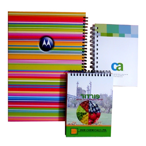 הפקות דפוס מיוחדות:

מחברת ספירלה A5 כריכה קשה צבעונית, פנים 80 דף מודפס דו-צדדי צבע אחד.

