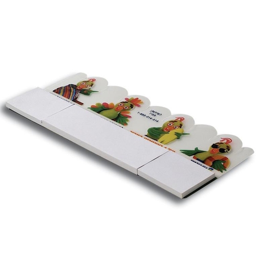 פוליפרופילן לבן מודפס בפרוצס מלא + פס דבק דו צדדי בגב המוצר.  
גודל התזכורית: 9x21 ס"מ.  דפי הממו סטיק: 3 חבילות  25 דף בכל חבילה. גודל הדפים: 2 חבילות 5x5 ס"מ וחבילה 9.5x5.  
אפשרות נוספת חבילה של 5x5 ס"מ +25 סימניות ב 5 צבעים