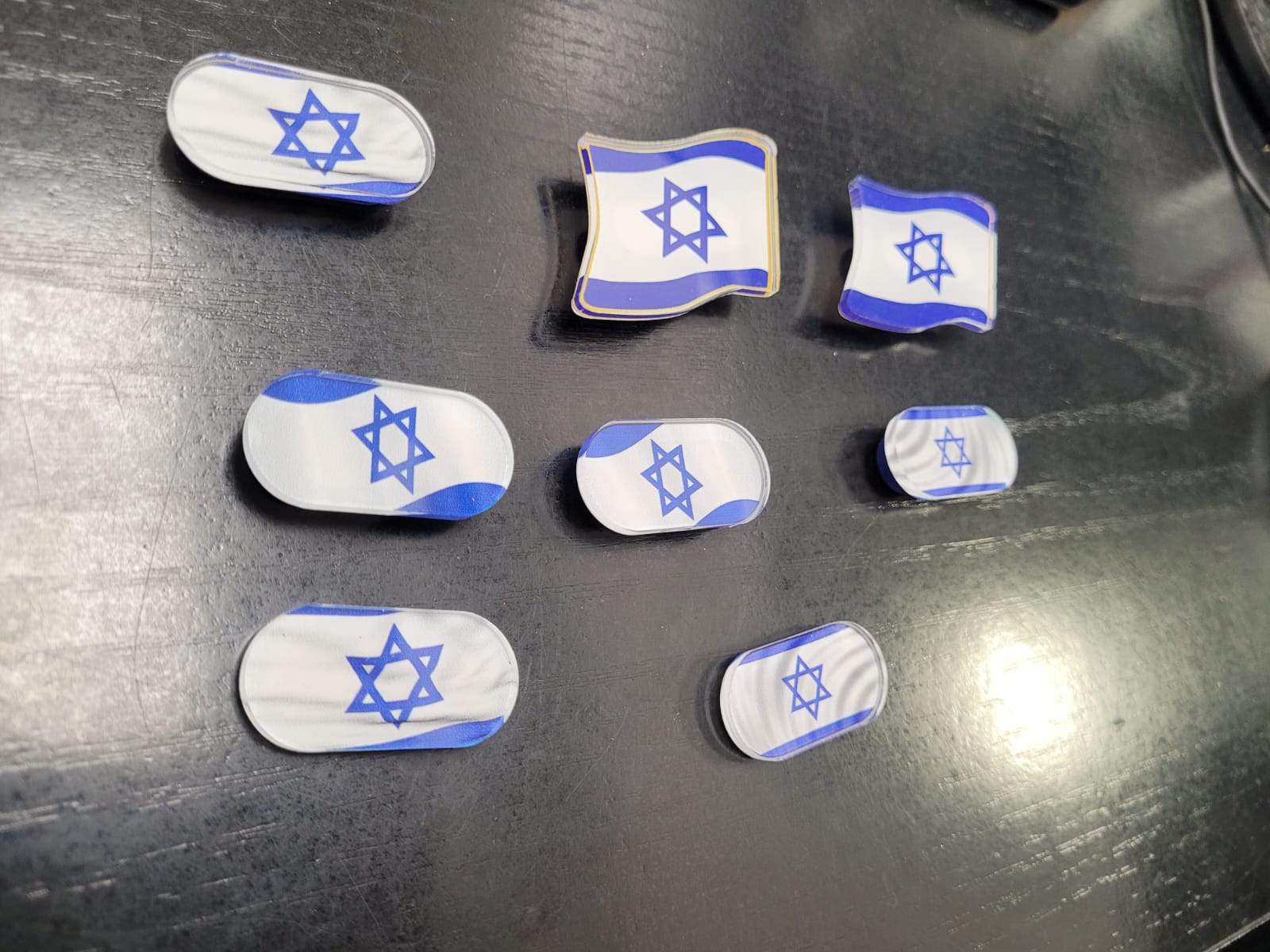 סיכות דש מאקריל. דגל ישראל.
מאחורה 2 אופציות: סיכת ביטחון או מגנט
בשני גדלים לבחירה:  4x2 ס