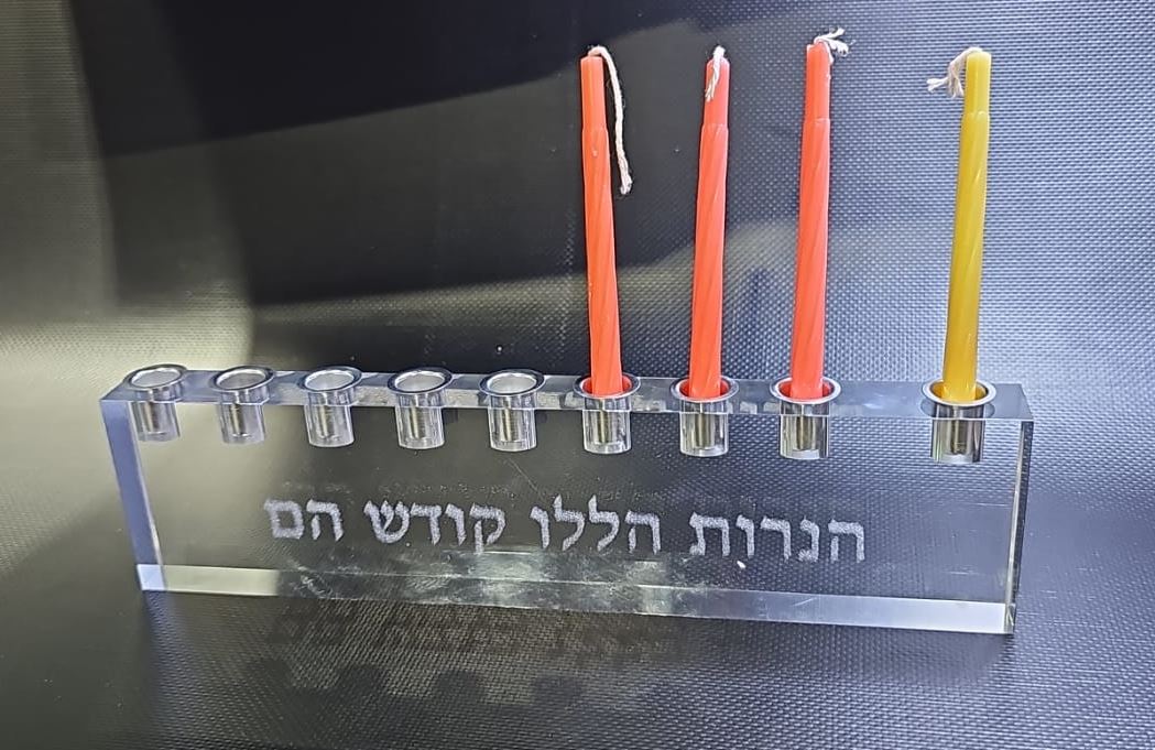 חנוכיית אקריליק יוקרתית אנכית, 100% כחול לבן. 