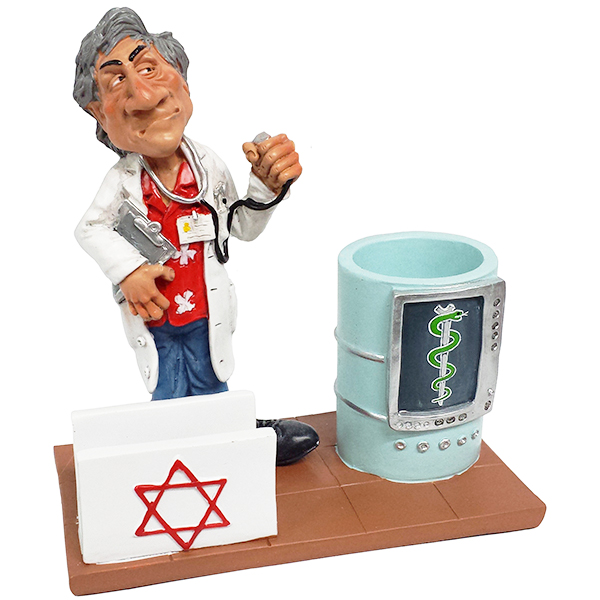 מעמד שולחני "רופא" עם כוס לעטים ומעמד לכרטיסי ביקור. מידות: 16x9 ס"מ. 