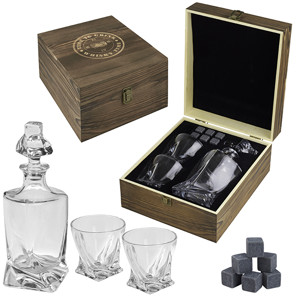 סט וויסקי הכולל בקבוק מהודר, פקק זכוכית, שתי כוסות, 6 אבנים ופאוץ. 
מידות אבן: 2 ס