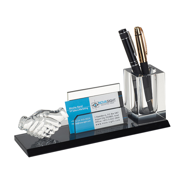 מעמד קריסטל לחיצת יד עם מעמד לכרטיסי ביקור וכוס לעטים. 
מידות: 22x6x7 ס