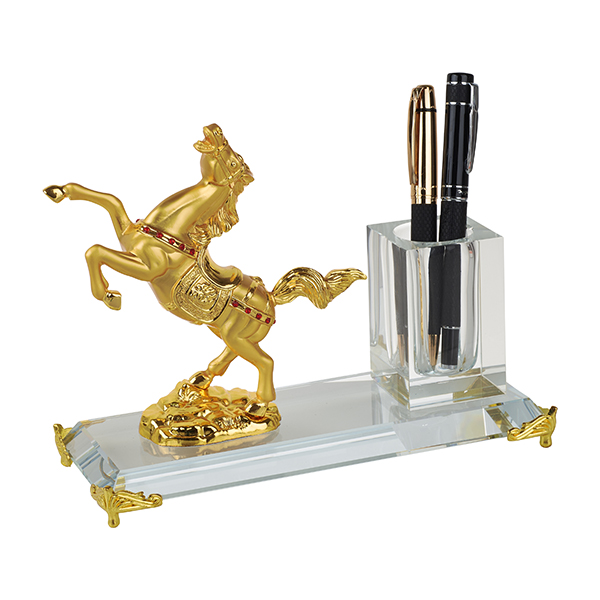 מעמד קריסטל סוס מוזהב עם כוס לעטים. 
מידות: 20x19x8.5 ס