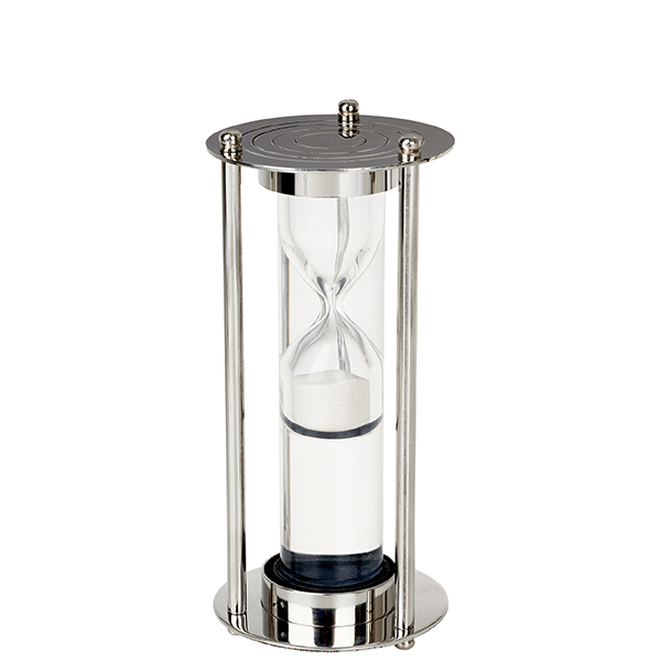 שעון חול עשוי כרום ניקל וזכוכית דקה אחת, קוטר 7.5 ס"מ גובה 18 ס"מ. 