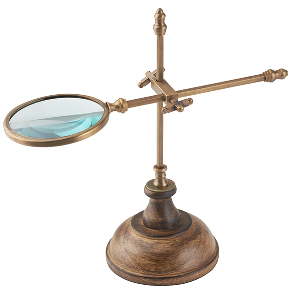 זכוכית מגדלת מהודרת בקוטר 8 ס"מ, על בסיס עץ ונחושת גובה 23 ס"מ. 