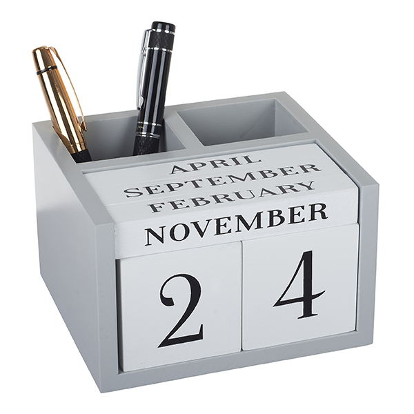 מעמד קלנדר תאריכון קוביות עם 2 כוסות לעטים. 
מידות: 14x13x9 ס