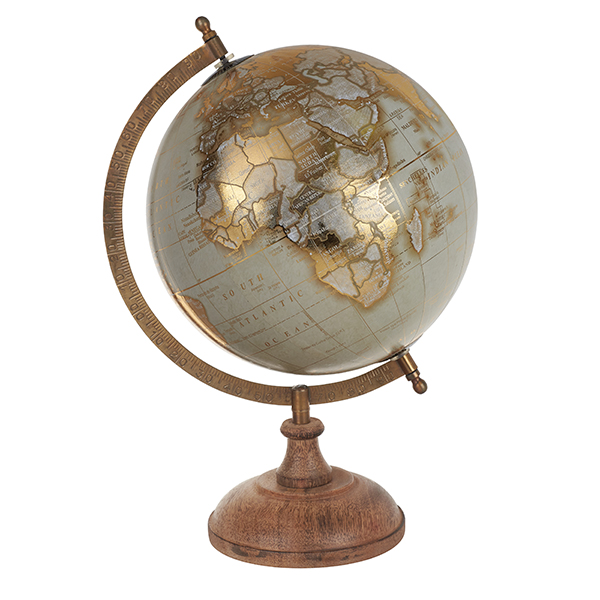 גלובוס עתיק בקוטר 20 ס"מ על בסיס עץ ונחושת, גובה 33 ס"מ.