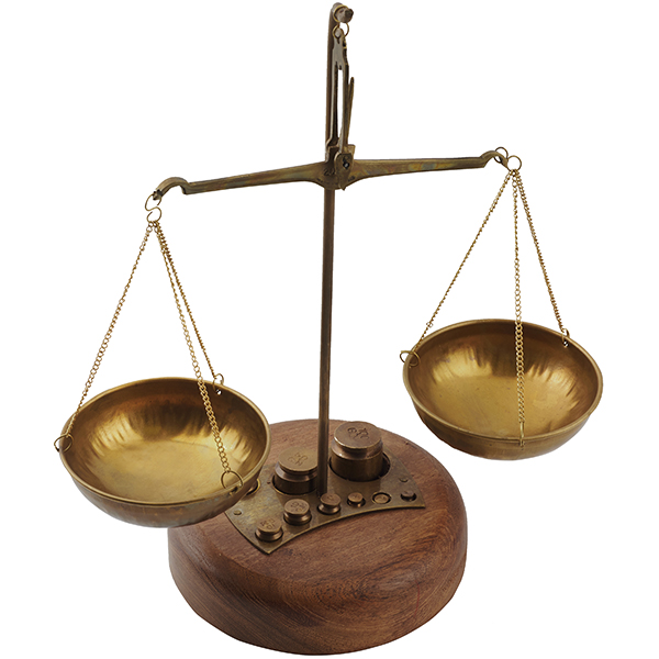 מאזניים מנחושת על בסיס עץ.
כולל 9 משקולות קטנות.
גובה: 27 ס"מ, קוטר בסיס 13 ס"מ. 