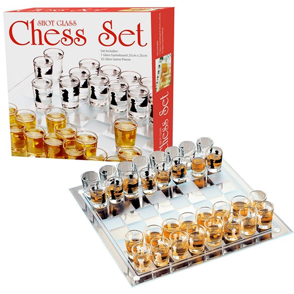 משחק זכוכית שחמט כוסות שוט. 