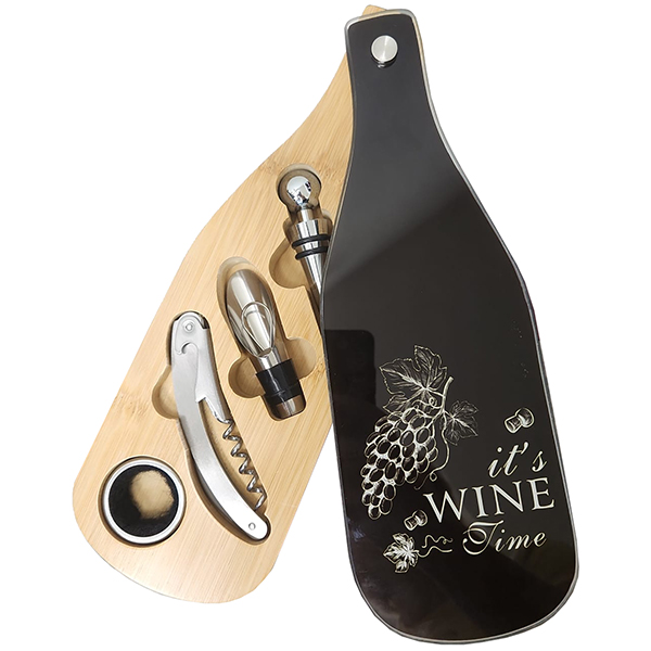 סט 4 חלקים פותחן יין בצורת בקבוק עשוי במבוק. 
המארז כולל: פותחן, פקק, פיית מזיגה, טבעת למניעת טפטופים. 
מידות: 29 ס