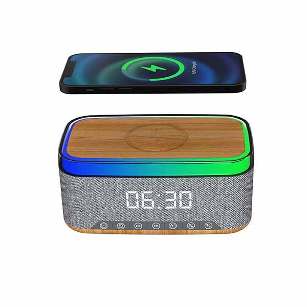 מטען אלחוטי מהיר 15W משולב עם רדיו/רמקול Bluetooth 10W ושעון דיגיטלי. 
מידות: 18x10x90 ס”מ. 
מפרט טכני:
מטען תומך בכל המכשירים Android & iOS התומכים בפונקציית טעינה אלחוטית עד 15W.
רמקול 5Wx2.
רדיו FM.
שעון / שעון מעורר 12H/24H.
בלוטוס 5.32.4-2.48GHZ.
סוללת ליטיום 3.7V1800mAh.
שקע כניסה: Type-C.