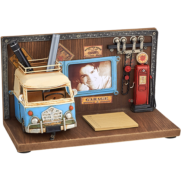 מעמד שולחני רטרו משולב טנדר רטרו אדום/מכונית רטרו תכלת עם כוס לעטים 27x15 ס"מ, נייר ממו ומסגרת לתמונה.