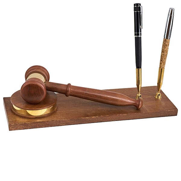 פטיש מנהלים/שופטים ענתיק על מעמד עץ עם שני מעמדים לעט. 