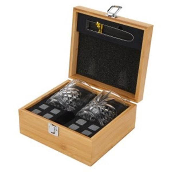 בקבוק וויסקי כולל 2 כוסות ו - 8 אבנים. 