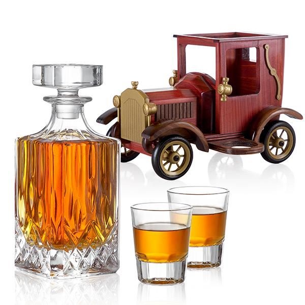 סט מתנה דיקנטר 700cc לוויסקי עם שתי כוסות במעמד מכונית עץ עתיקה. 