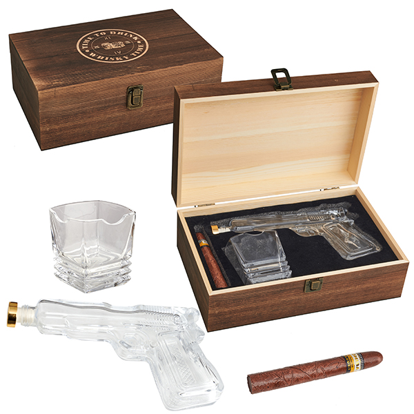 מארז מתנה וויסקי הכולל דקנטר בצורת אקדח וכוס לסיגר. 