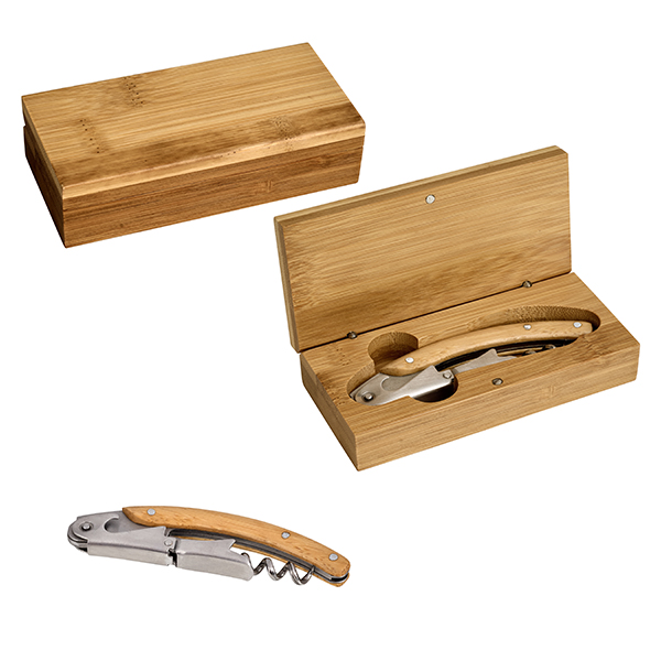 מארז יין יוקרתי – פותחן מלצרים במארז עץ במבוק. 
פותחן מלצרים איכותי משולב סכין חיתוך וסליל פותחן.
מידות: 13x6x3 ס”מ.

