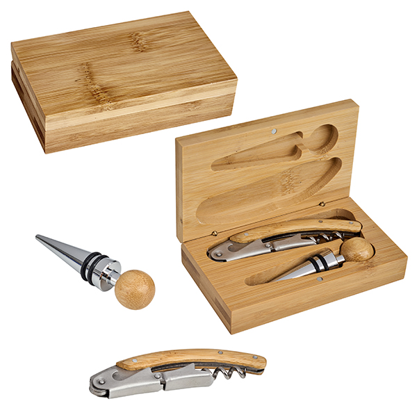 מארז יין יוקרתי – 2 חלקים במארז עץ במבוק.

מארז כולל:
• פותחן מלצרים איכותי משולב סכין חיתוך וסליל פותחן
• פקק יין מעוצב עם סיליקון לאטימה מיטבית
מתאים כמתנה יוקרתית לחגים, לאירועים עסקיים ולחובבי יין
מידות: 13x8x3 ס”מ
