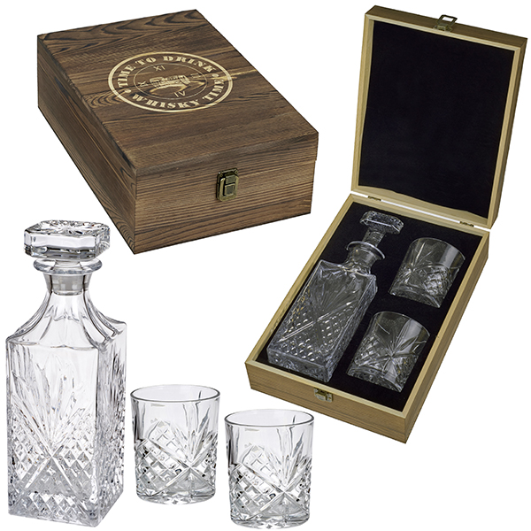 מארז מתנה וויסקי הכולל דקנטר ו-2 כוסות. 
מידות: מארז 23x34x11 ס