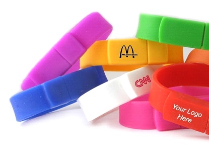 צמיד סיליקון דיסק און קי בנפח 8 GB.
