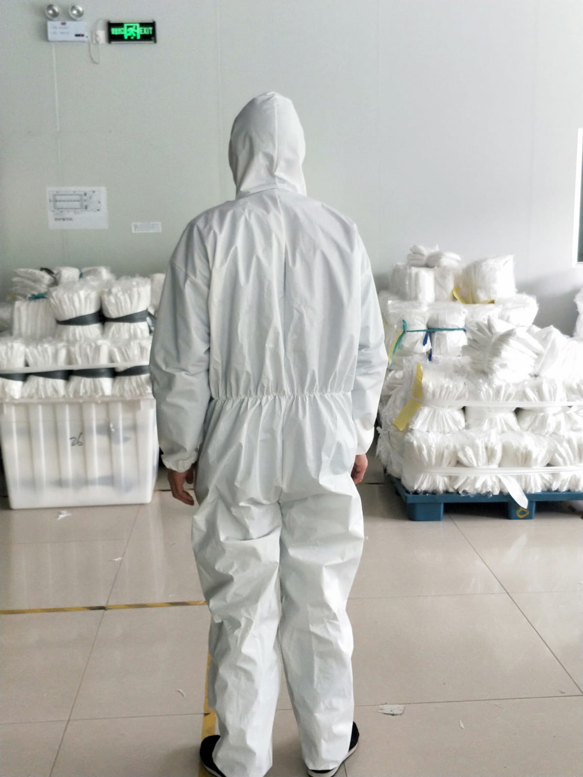 סרבל הגנה חד פעמי בעל יכולת משולבת של עמידות ונוחות. 
תקן CE FDA 13585 certificat.