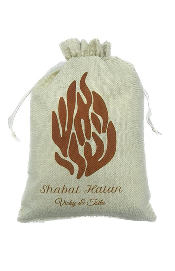 אריזת פשתן איכותית בגודל 25x35 ס”מ עם שרוכים לסגירה בחלק העליון.
