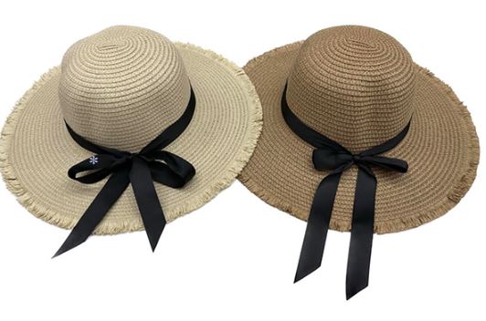 דונה - כובע נשים עם פרנזים. 
עשוי בד איכותי במיוחד ונשמר לאורך זמן.
חומר נושם, נוח ונעים ללבישה על הראש.
שוליים רחבים להגנה מרבית מפני השמש.
תוספת סרט בד שחור סביב הכובע עם קשירת פפיון.
מראה אלגנטי ויוקרתי.

