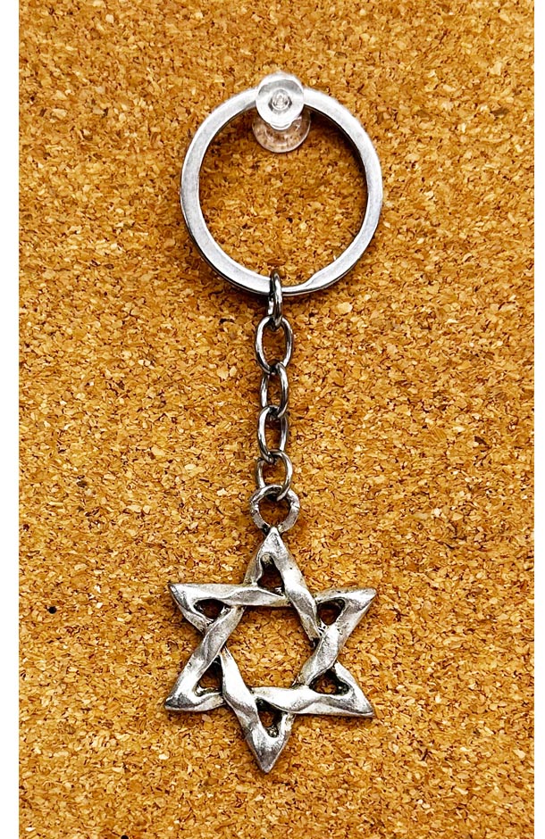 מחזיק מפתחות בצורת מגן דוד.
עשוי מתכת איכותית.