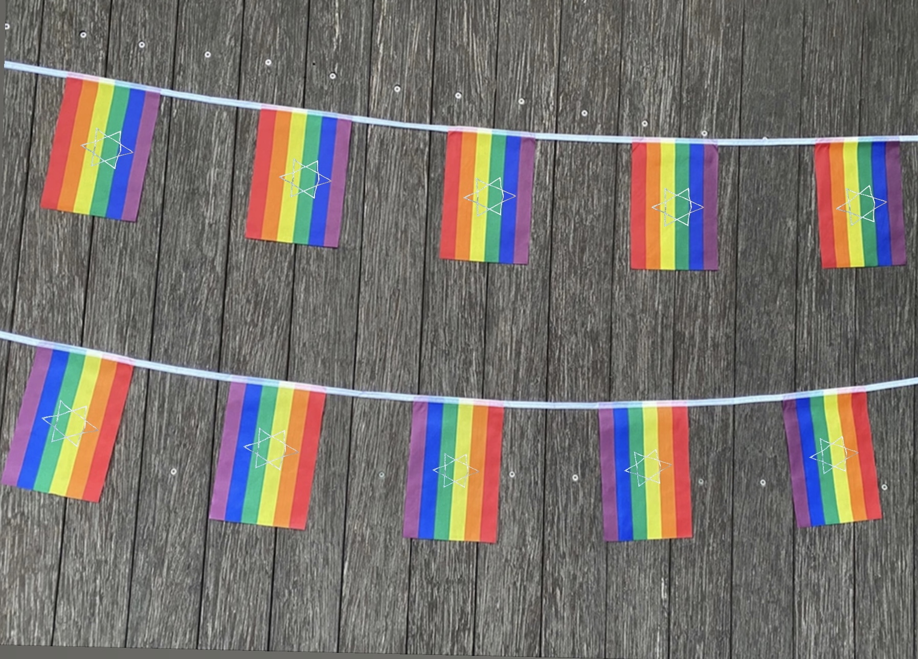 שרשרת דגלי גאווה במרכז כל דגל.
גודל כל דגל 20x30 ס