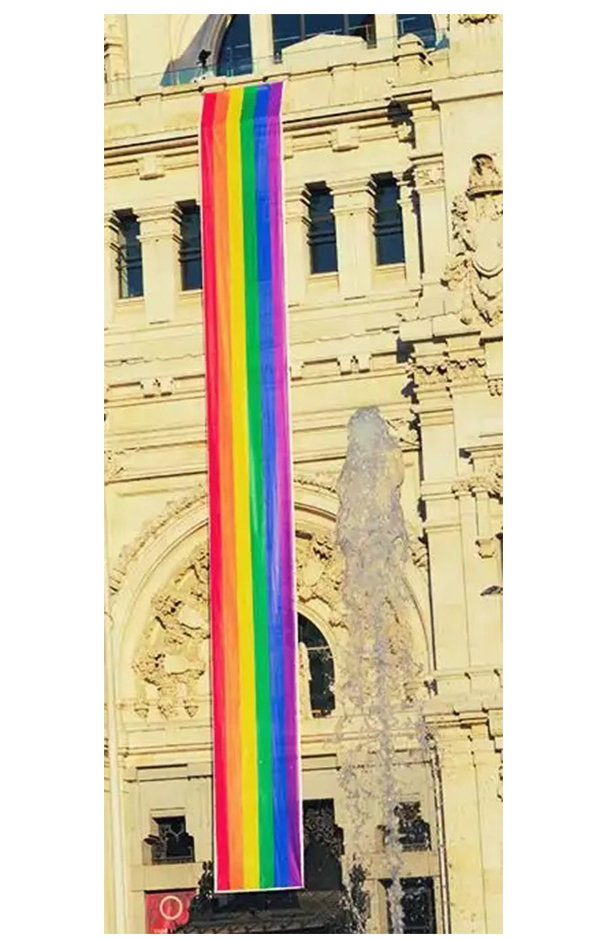 דגל גאווה לבניין איכותי וארוך מאוד.
מתאים לתליה על בניינים.
מתחבר בקשירה עם טבעות בשני הצדדים של הדגל.
אורך 10 מטר, רוחב 1.2 מטר.