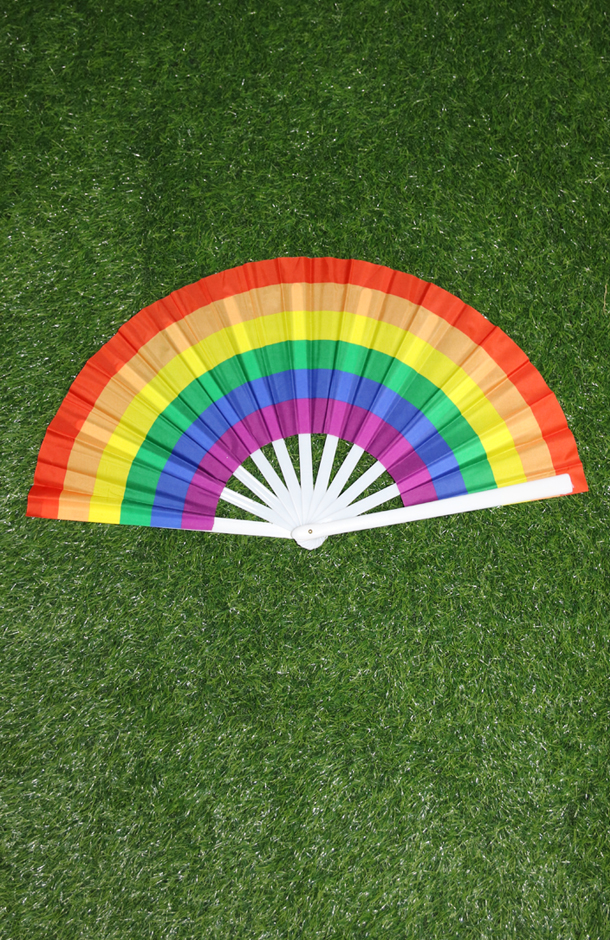 מניפת גאווה דרקון. 
מניפה גדולה באורך כ- 33 ס”מ צלע (מבסיס המניפה ומעלה עד סוף הבד). 
בסיס פלסטיק חזק בצבע לבן.
מניפה בצבעי גאווה.
איכותית.
עם אפקט הרעש החזק בפתיחה.