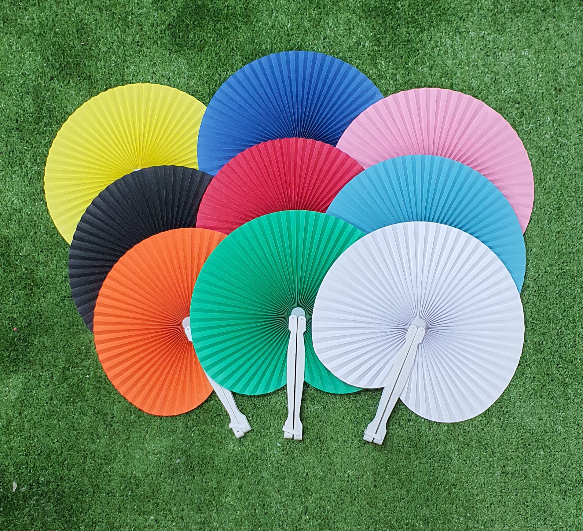 מניפה מיני צבעוני חלק. 
מניפה מיני עגולה וגדולה בקוטר 22 ס”מ.
זרוע פלסטיק חזקה ונוחה.
מניפה שמתקפלת לתוך התיק בקלות.