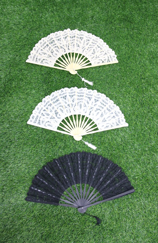 מניפה קרושה עבודת יד באריגה איכותית במיוחד.
מניפה מרשימה עם בסיס עץ מלוטש שעבר החלקה. 