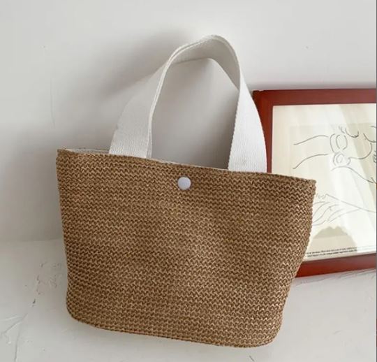 תיק קש סרוג ואיכותי.
רצועת יד נוחה לנשיאה.
עם גימורים ברמה גבוהה.
תחתי התיק עשויה בד דמוי עור.
נשמר לאורך זמן.
לשימוש יומיומי.
מידות 19X30 ס