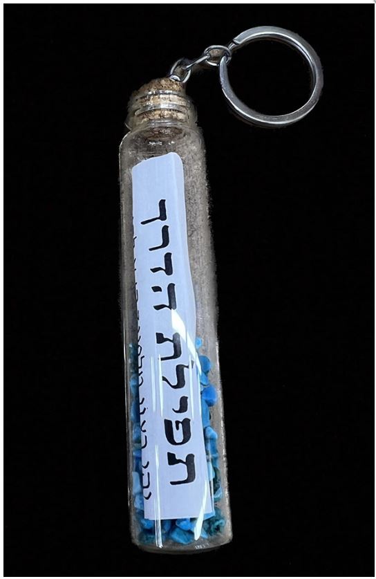 מחזיק מפתחות בקבוק גדול אבנים 10.5x2 ס”מ.
הבקבוק מכיל אבנים קטנות בצבע כחול עם תפילת הדרך.