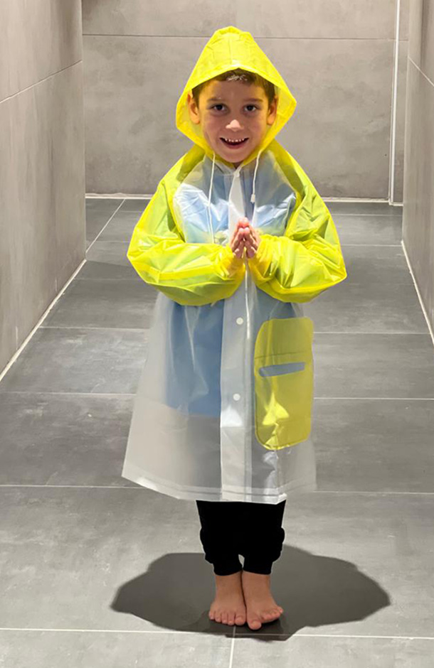 מעיל גשם לילדים במראה חלבי. 
קיים בשתי מידות לגילאים שונים;M(4-7), L(8-10). 
מעיל גשם המתקפל בקלות לכל תיק.
קיים שרוך בכובע המעיל להצמדה על הראש.
כיס בחלק הקדמי.
נסגר עם כפתורים.