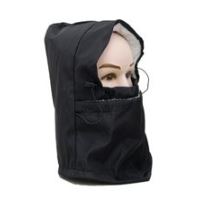 חם צוואר סגור עם פרווה בכל החלק הפנימי. 
One size. 
שרוכים להתאמת המידה לכל גודל ראש. 
נגד מים.