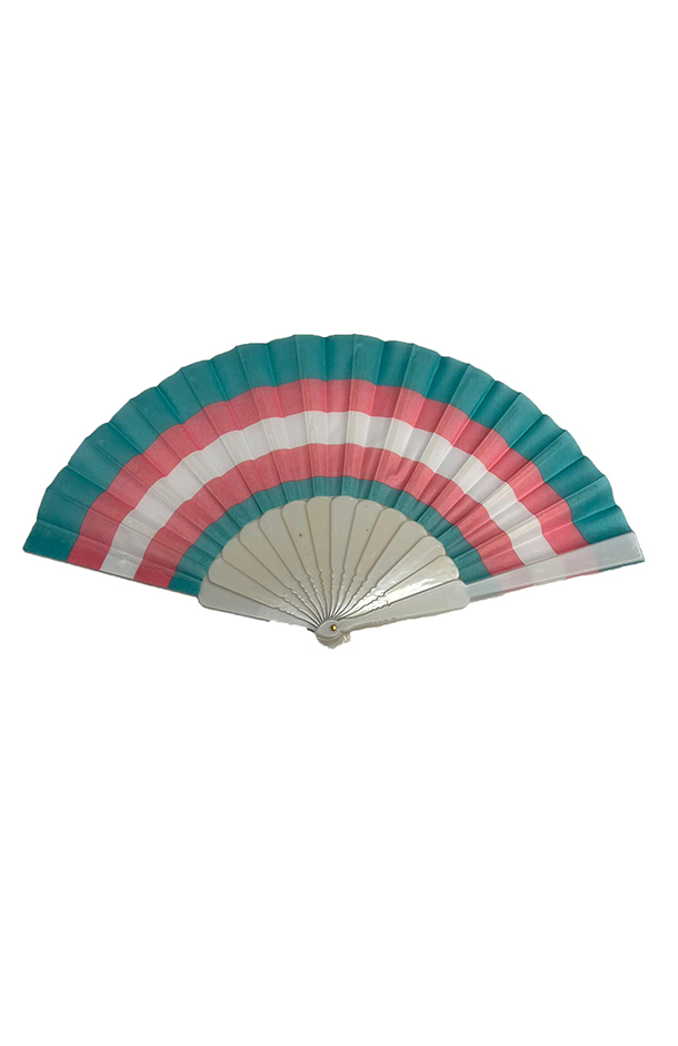 מניפה טרנס - מניפה בצבעי דגל הגאווה הטרנסג’נדרי.  
זרוע פלסטיק חזקה לבנה.