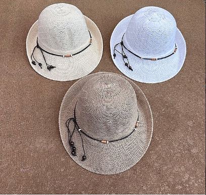 כובע חרוזים - כובע דמוי קש.
תוספת חוט עם חרוזים סביב הכובע.
איכותי במיוחד ונשמר לאורך זמן.
חומר נושם, נוח ונעים ללבישה על הראש.
להגנה מירבית מפני השמש.