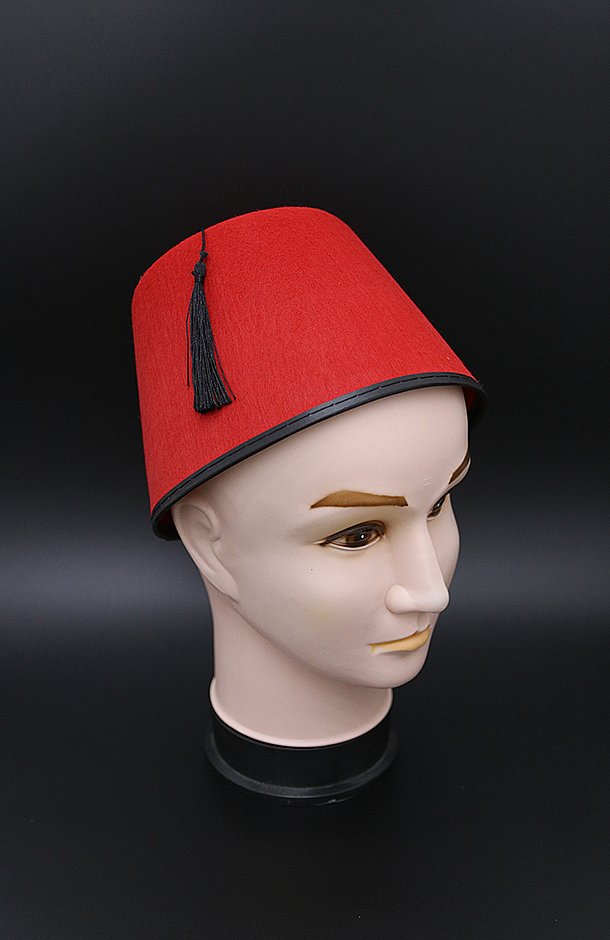 תרבוש קלאסי בעיצוב מסורתי שמשדר חגיגיות, תרבות ושורשים. עשוי מבד איכותי, עם גימור מוקפד וגובה שמעניק לו מראה בולט ומרשים – מושלם להשלמת הופעה באירועים בסגנון מזרחי, חינה, שבת חתן, או חגיגה אותנטית מכל סוג.