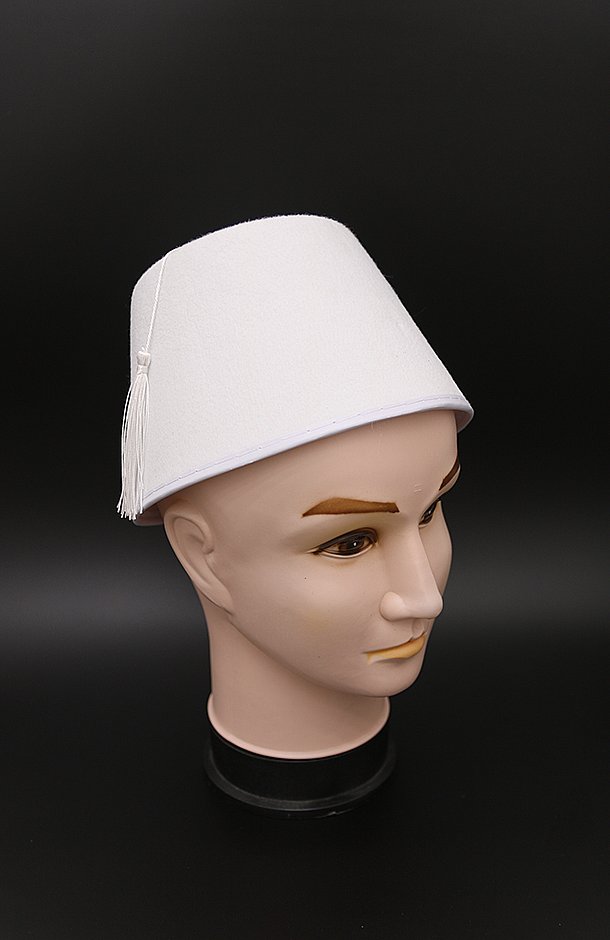 תרבוש קלאסי בעיצוב מסורתי שמשדר חגיגיות, תרבות ושורשים. עשוי מבד איכותי, עם גימור מוקפד וגובה שמעניק לו מראה בולט ומרשים – מושלם להשלמת הופעה באירועים בסגנון מזרחי, חינה, שבת חתן, או חגיגה אותנטית מכל סוג.