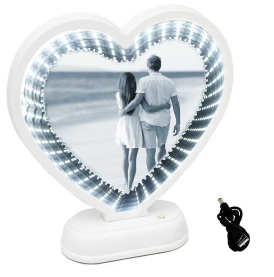 מראת הקסם עם תמונה נסתרת בעיצוב עיגול|מלבן|לב. 
כשכבויה משמשת כמראה. כשדלוקה מתגלה תמונה.
תאורת לד שיוצרת אשליה של אינסוף.

מסגרת לתמונה עם תאורת לד.
לחצן כיבוי/הפעלה.
מופעלת באמצעות חיבור USB או באמצעות 3 סוללות AAA.
