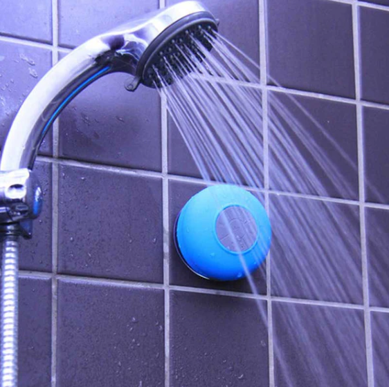 רמקול למקלחת. 
רמקול איכותי בטכנולוגיית בלוטוס
עמיד בפני מים.
מצויד במדבקת וואקום גדולה ורחבה.
אפשרות להצמדה לקרמיקה, זכוכית ועוד.
כפתורי שליטה מובנים.
סוללה נטענת.