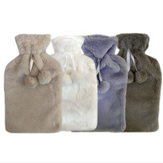 בקבוק מים חמים עם פרווה. 
ציפוי פרוותי מפנק. 
פונפונים להשלמת המראה.
בקבוק איכותי ונעים למגע.