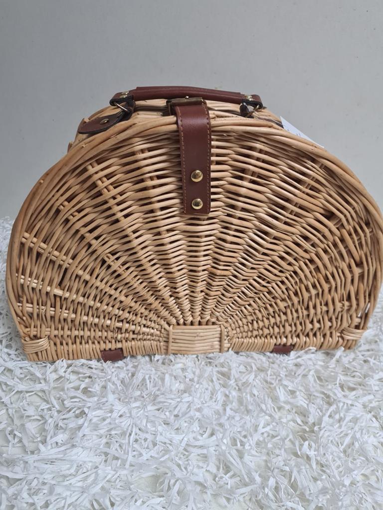 מזוודה עגולה לפיקניק עם ציפוי בד ורצועות מעור.