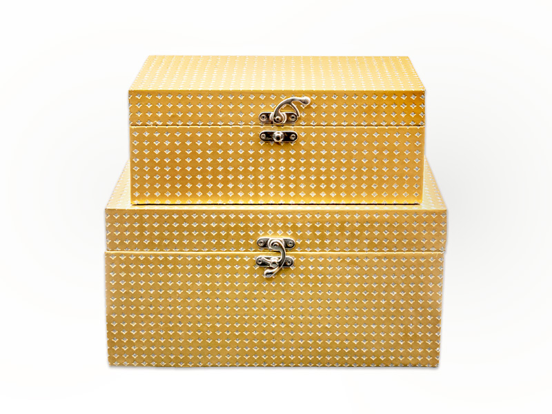 סט 2 תיבות עץ מהודרות, כולל סוגר. 
תיבה גדולה: רוחב: 35 ס”מ, גובה: 19 ס”מ, עומק: 20 ס”מ. 
תיבה קטנה: רוחב: 30 ס”מ, גובה: 14 ס”מ, עומק: 16 ס”מ.