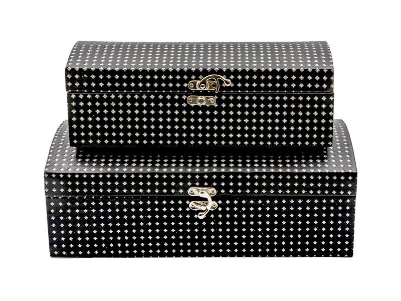 סט 2 תיבות עץ מהודרות, כולל סוגר. 
תיבה גדולה: רוחב: 40 ס”מ, גובה: 14 ס”מ, עומק: 20.5 ס”מ. 
תיבה קטנה: רוחב: 34 ס”מ, גובה: 7 ס”מ, עומק: 12 ס”מ.