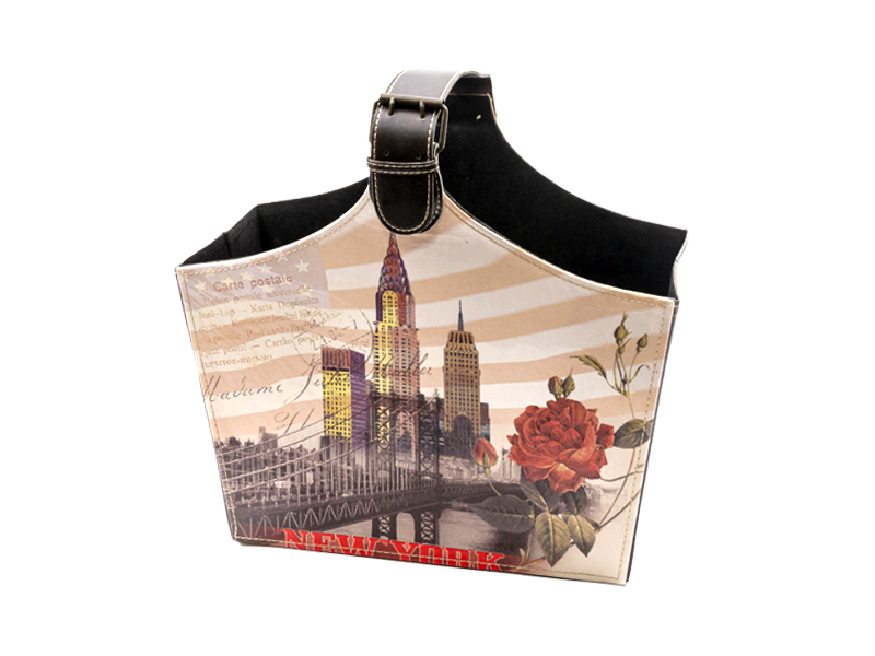 נרתיק עור מהודר, עם רצועת עור ואבזם. 
יכול לשמש כמעמד עיתונים, כבסיס למשלוח מתוק, לעיצוב הבית… 
רוחב: 40 ס”מ, גובה: 40 ס”מ, עומק: 17.5 ס”מ.