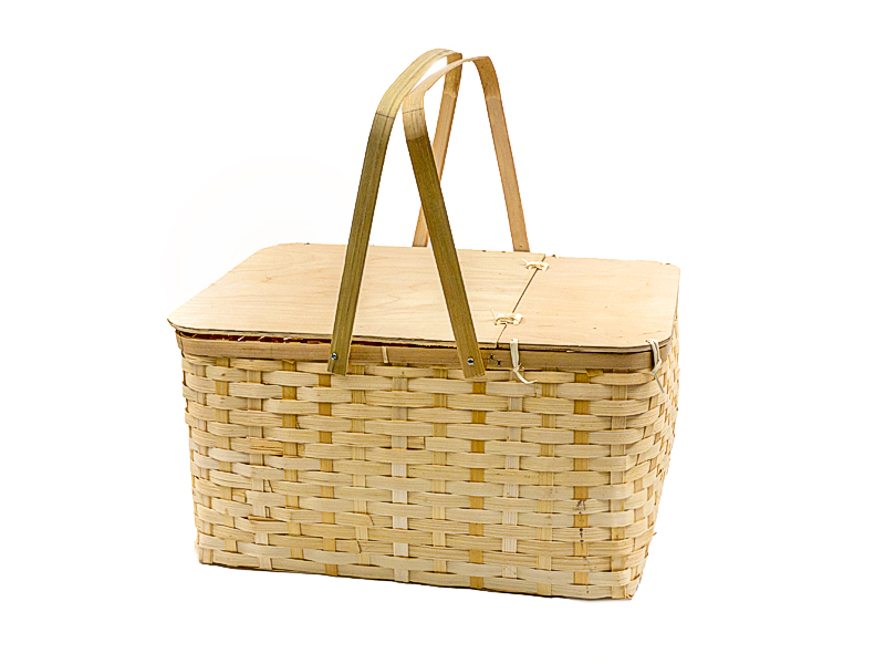 מזוודה לפיקניק עם ידיות, קש ועץ. 
אורך: 43 ס”מ, רוחב: 30 ס”מ, גובה: 23 ס”מ. 
גובה כולל ידיות: 42 ס”מ.